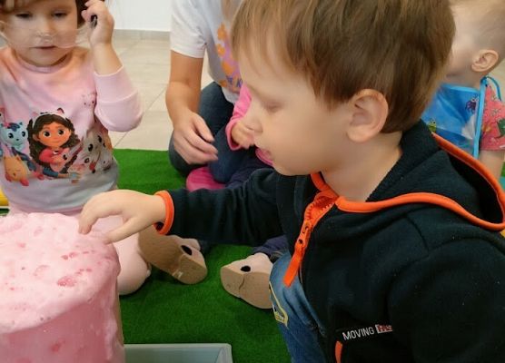 ''Kolorowy wulkan'' wykonany za pomocą octu, sody i płynu do naczyń.