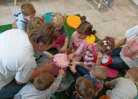 ''Kolorowy wulkan'' wykonany za pomocą octu, sody i płynu do naczyń.