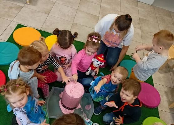 ''Kolorowy wulkan'' wykonany za pomocą octu, sody i płynu do naczyń.