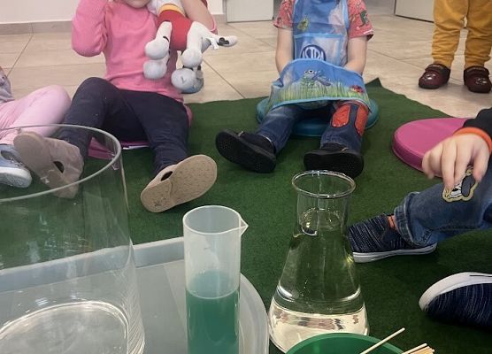 ''Kolorowy wulkan'' wykonany za pomocą octu,sody i płynu do naczyń.