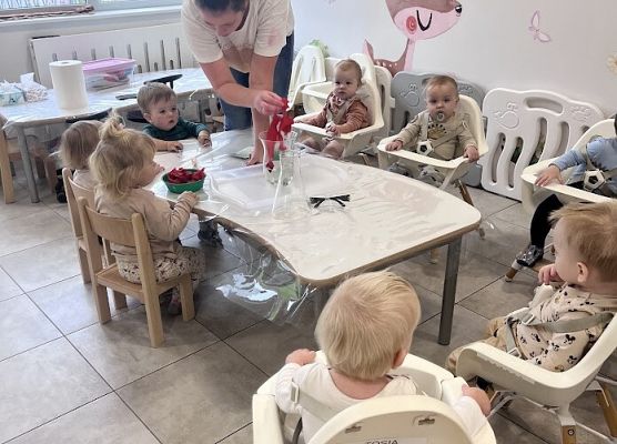 ''Kolorowy wulkan'' wykonany za pomocą octu, sody i płynu do naczyń.