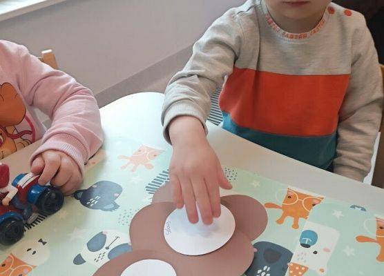 Praca plastyczna- wyklejanie elementów