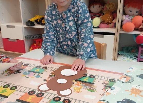 Praca plastyczna- wyklejanie elementów