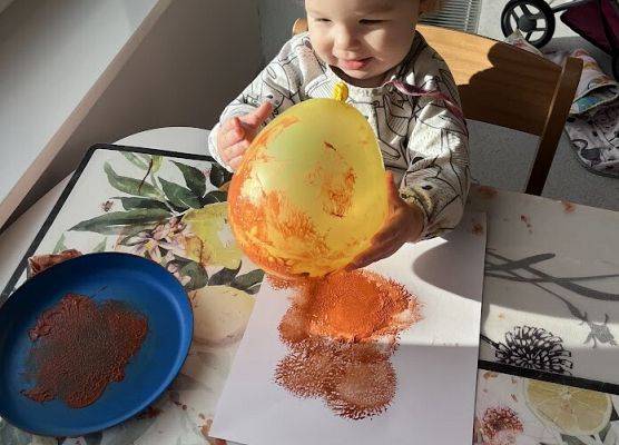 Praca plastyczna z wykorzystaniem farb i balona