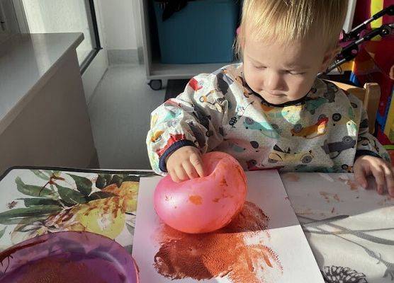 Praca plastyczna z wykorzystaniem farb i balona