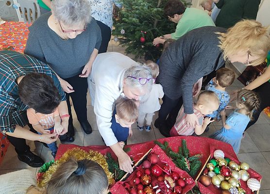 Wspólne ubieranie choinki wraz z seniorami