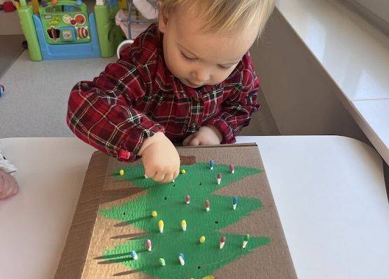 Praca plastyczna w grupie maluszków choinka