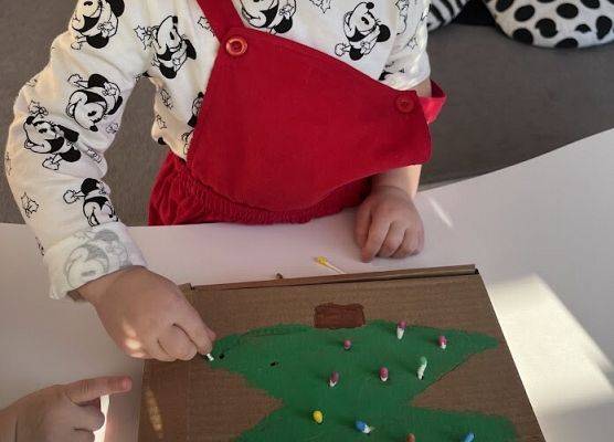 Praca plastyczna w grupie maluszków choinka