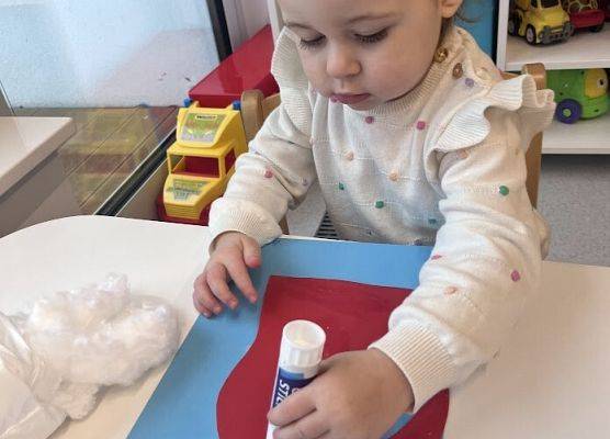 Praca plastyczna w grupie maluszków Św. Mikołaj