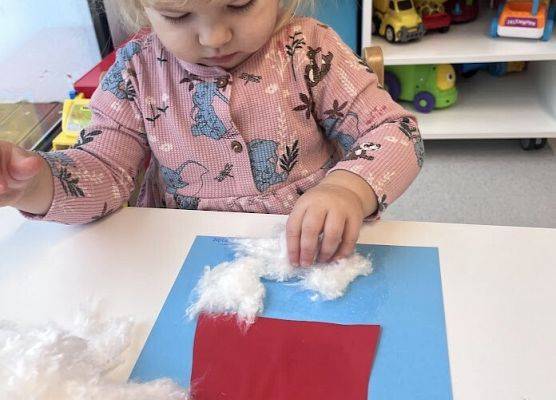 Praca plastyczna w grupie maluszków Św. Mikołaj