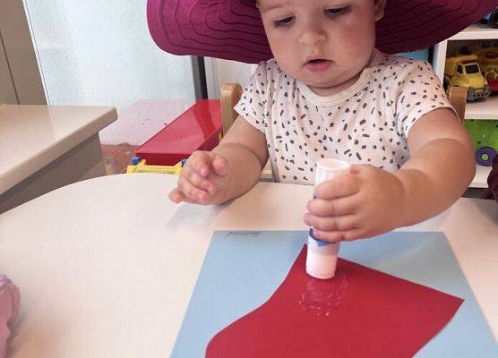 Praca plastyczna w grupie maluszków Św. Mikołaj