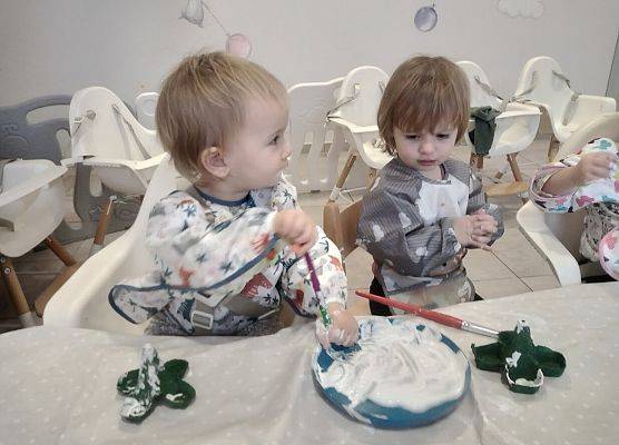 Praca plastyczna w grupie maluszków Choineczka