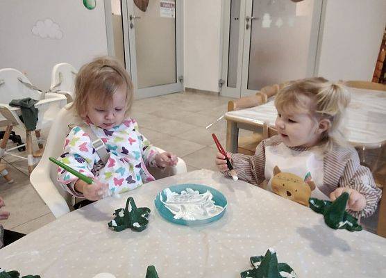 Praca plastyczna w grupie maluszków Choineczka