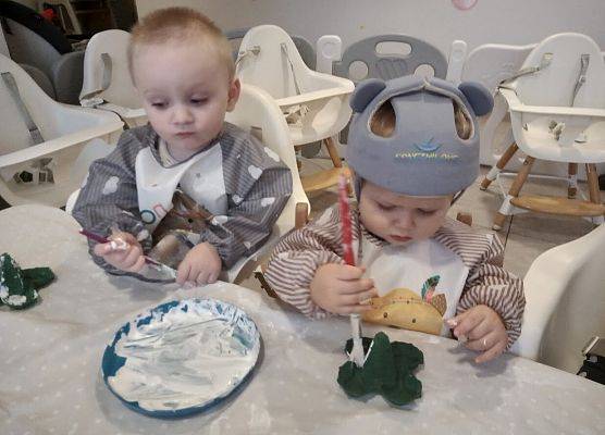 Praca plastyczna w grupie maluszków Choineczka