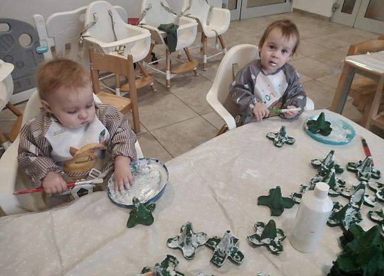 Praca plastyczna w grupie maluszków Choineczka