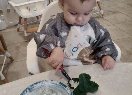 Praca plastyczna w grupie maluszków Choineczka