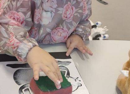 Praca plastyczna w grupie starszaków odbijanie szablonu za pomocą gąbeczki