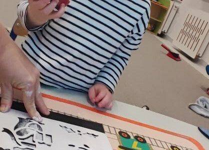 Praca plastyczna w grupie starszaków odbijanie szablonu za pomocą gąbeczki