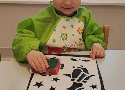 Praca plastyczna w grupie starszaków odbijanie szablonu za pomocą gąbeczki