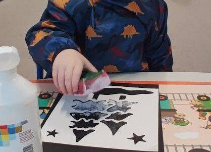 Praca plastyczna w grupie starszaków odbijanie szablonu za pomocą gąbeczki