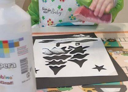 Praca plastyczna w grupie starszaków odbijanie szablonu za pomocą gąbeczki