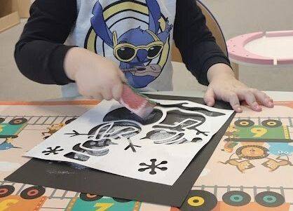 Praca plastyczna w grupie starszaków odbijanie szablonu za pomocą gąbeczki