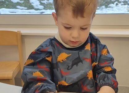 Praca plastyczna w grupie starszaków odbijanie szablonu za pomocą gąbeczki