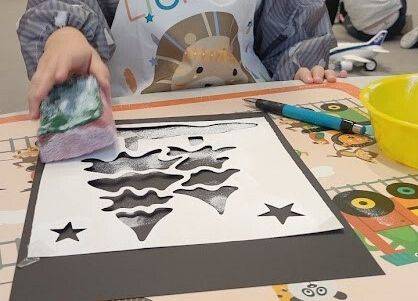 Praca plastyczna w grupie starszaków odbijanie szablonu za pomocą gąbeczki