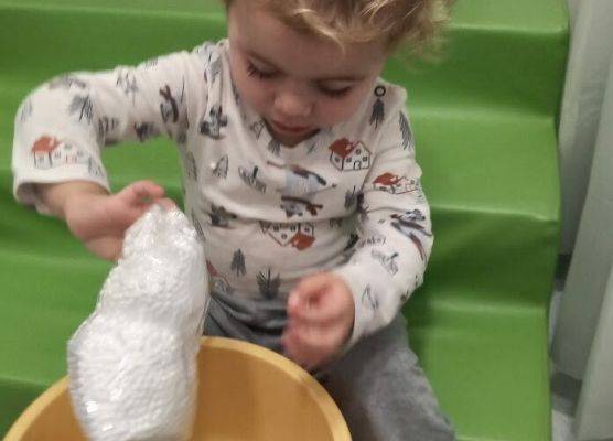 Praca plastyczna w grupie maluszków Choineczka