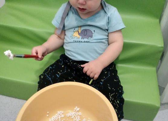 Praca plastyczna w grupie maluszków Choineczka