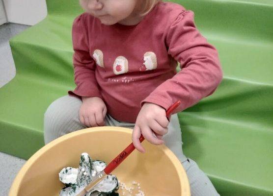 Praca plastyczna w grupie maluszków Choineczka