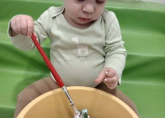 Praca plastyczna w grupie maluszków Choineczka