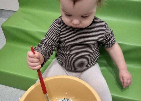 Praca plastyczna w grupie maluszków Choineczka