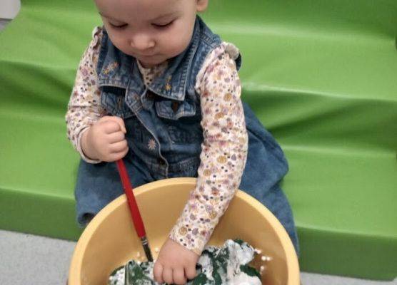 Praca plastyczna w grupie maluszków Choineczka