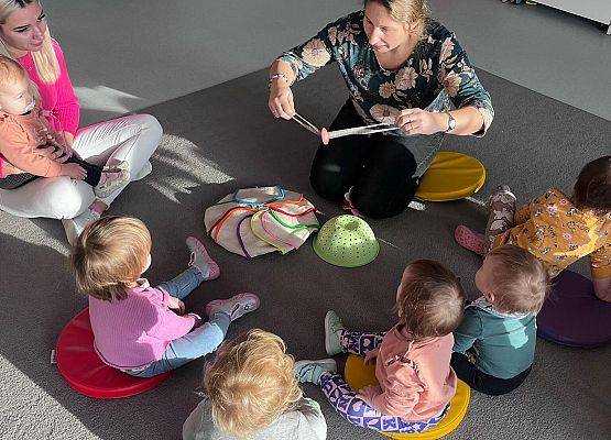 Grafika 12: Wyróżnienie dla żłobka w konkursie " Gdzie jest guzik"