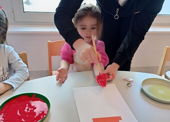 Praca plastyczna w grupie starszaków