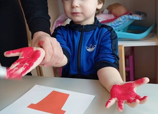 Praca plastyczna w grupie starszaków