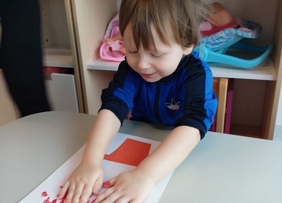 Praca plastyczna w grupie starszaków