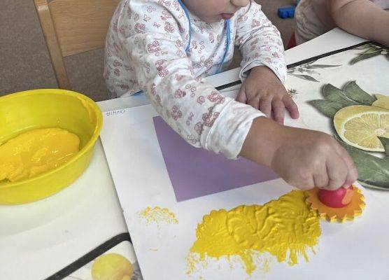 Praca plastyczna w grupie maluszków