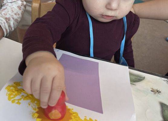 Praca plastyczna w grupie maluszków