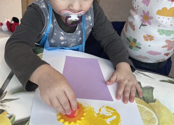 Praca plastyczna w grupie maluszków