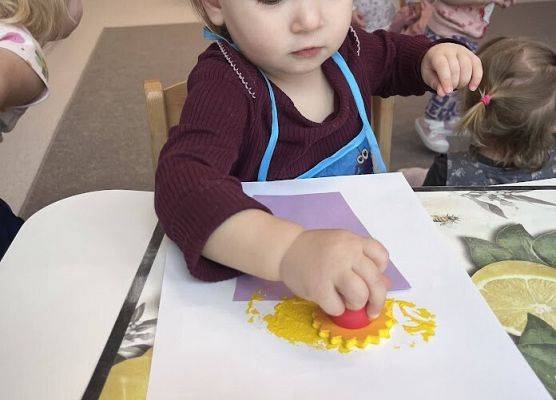 Praca plastyczna w grupie maluszków