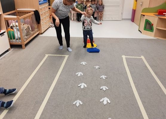 Zabawy w grupie starszej śladami dinozaura wykopaliska