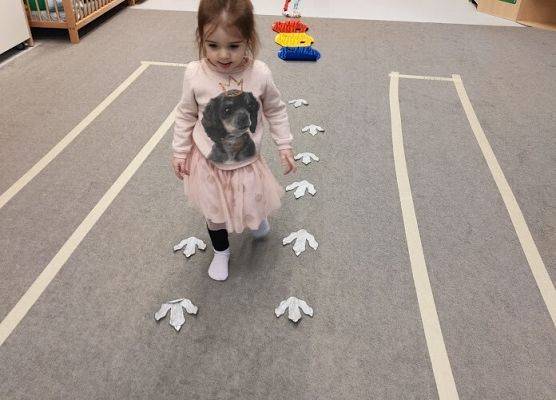 Zabawy w grupie starszej śladami dinozaura wykopaliska