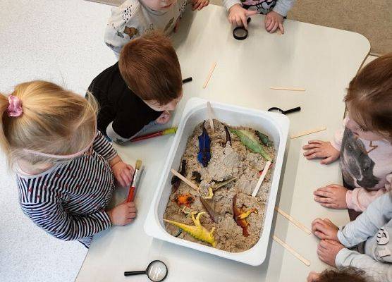 Zabawy w grupie starszej śladami dinozaura wykopaliska