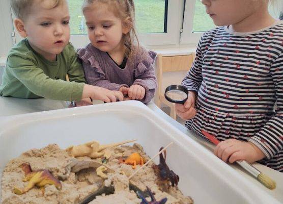 Zabawy w grupie starszej śladami dinozaura wykopaliska