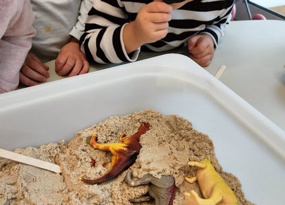 Zabawy w grupie starszej śladami dinozaura wykopaliska