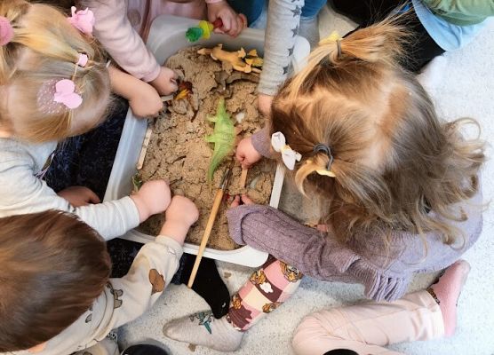 Zabawy w grupie starszej śladami dinozaura wykopaliska