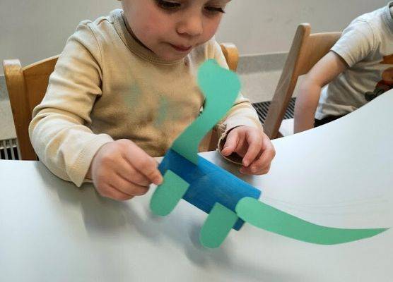 praca plastyczna w grupie starszej dinozaury