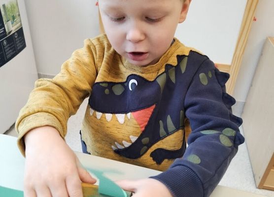 praca plastyczna w grupie starszej dinozaury